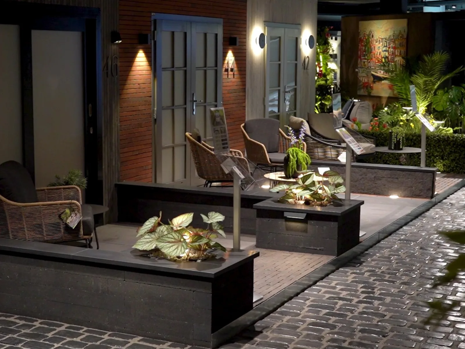 Klinkerbestrating in de showtuin van showroom Amsterdam