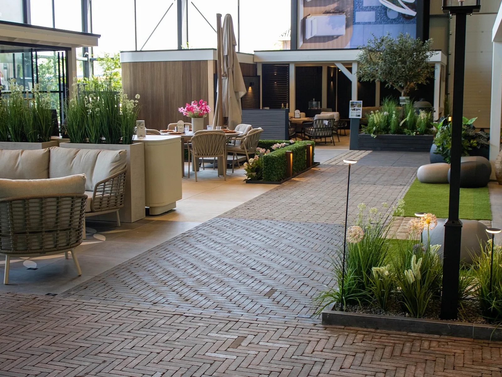 Klinkerstraat door de showtuin van showroom Valkenburg (ZH)