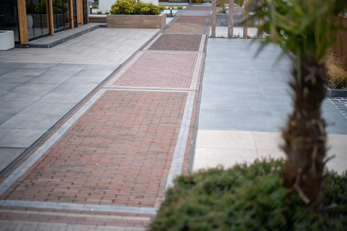 Showtuin met klinkerbestrating in showroom Zwaanshoek